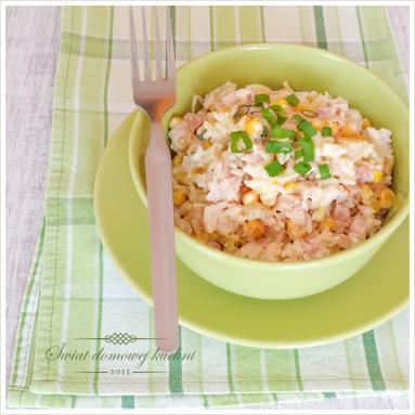 Zdjęcie - Sałatka z wędzonym kurczakiem, ryżem i ananasem - Przepisy kulinarne ze zdjęciami