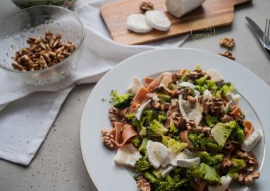 Zdjęcie - Makaron tagliatelle z brokułem, serem kozim i orzechami włoskimi - Przepisy kulinarne ze zdjęciami