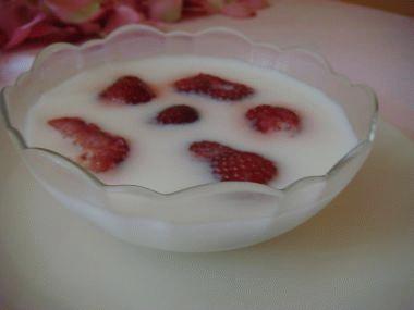 Zdjęcie - Galaretka z kefiru i  truskawek  - Przepisy kulinarne ze zdjęciami