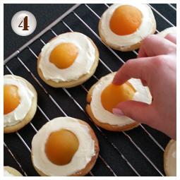 Zdjęcie - Wielkanocne ciastka z morelami a'la jajka sadzone - Przepisy kulinarne ze zdjęciami