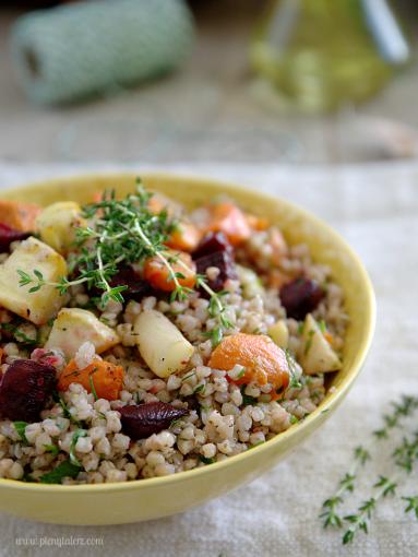 Zdjęcie - Sałatka z pieczonych warzyw korzeniowych i białej kaszy gryczanej - Przepisy kulinarne ze zdjęciami
