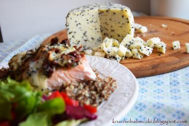 Zdjęcie - Łosoś pod pierzynką z sera korycińskiego z czarnuszką, suszonych pomidorów i koperku - Przepisy kulinarne ze zdjęciami