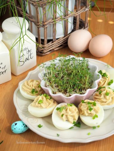 Zdjęcie - Jajka faszerowane ( bez majonezu ) - Przepisy kulinarne ze zdjęciami