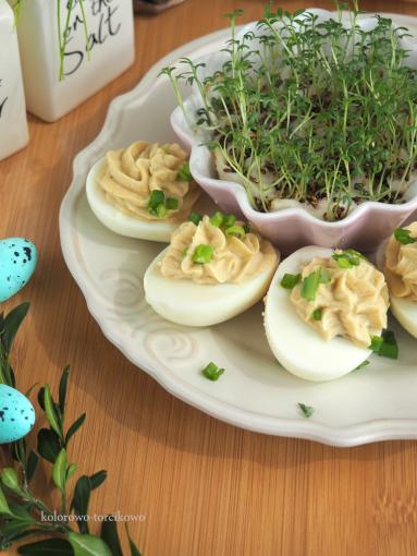 Zdjęcie - Jajka faszerowane ( bez majonezu ) - Przepisy kulinarne ze zdjęciami