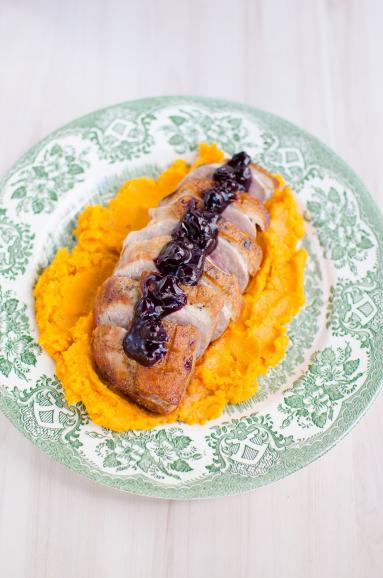Zdjęcie - Pierś z kaczki z sosem porzeczkowym i batatami - Przepisy kulinarne ze zdjęciami