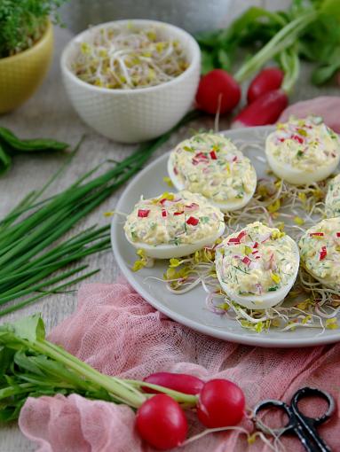 Zdjęcie - Wiosenne jajka faszerowane - Przepisy kulinarne ze zdjęciami