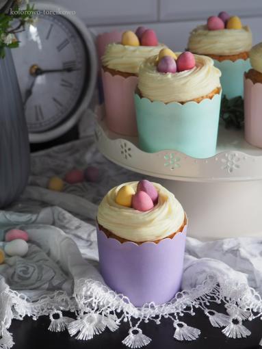 Zdjęcie - Wielkanocne muffinki z kremem - Przepisy kulinarne ze zdjęciami