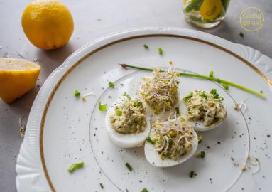 Zdjęcie - Jajka faszerowane pastą jajeczną z awokado i szczypiorkiem - Przepisy kulinarne ze zdjęciami
