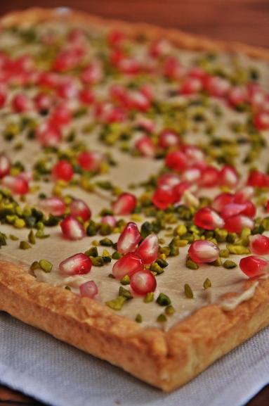 Zdjęcie - Mazurek chałwowy z pistacjami  i granatem - Przepisy kulinarne ze zdjęciami