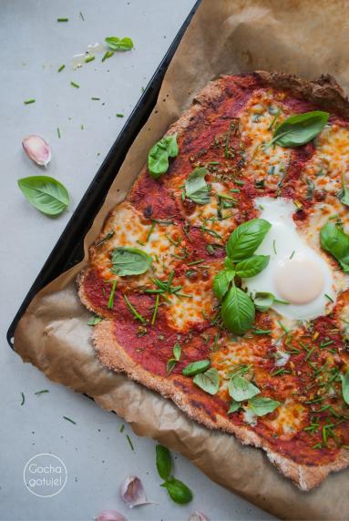 Zdjęcie - Pizza z mąki pełnoziarnistej z jajkiem i szczypiorkiem - Przepisy kulinarne ze zdjęciami