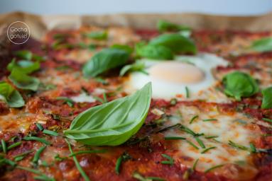 Zdjęcie - Pizza z mąki pełnoziarnistej z jajkiem i szczypiorkiem - Przepisy kulinarne ze zdjęciami