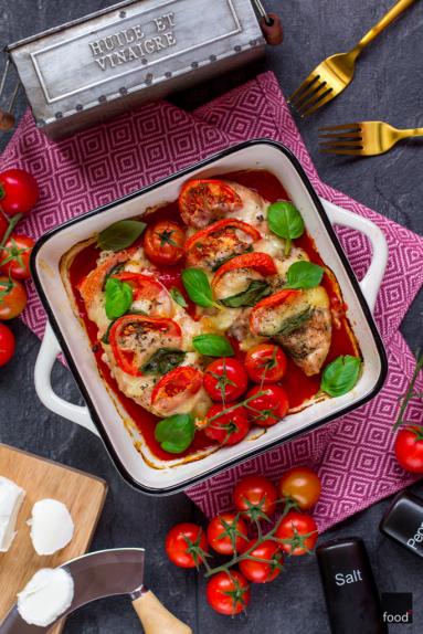 Zdjęcie - Kurczak Caprese zapiekany z mozzarellą, bazylią i pomidorami - Przepisy kulinarne ze zdjęciami