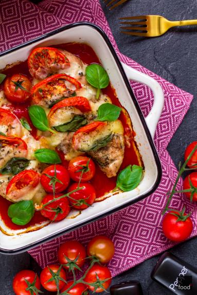 Zdjęcie - Kurczak Caprese zapiekany z mozzarellą, bazylią i pomidorami - Przepisy kulinarne ze zdjęciami