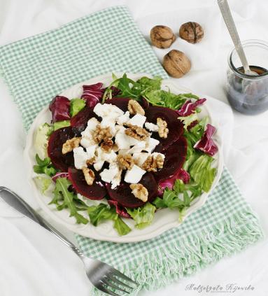 Zdjęcie: Sałatka z pieczonego buraka, sera feta, na miksie sałat i z prażonymi orzechami Zdjęcie - Sałatka z pieczonego buraka, sera feta, na miksie sałat i z prażonymi orzechami - Przepisy kulinarne ze zdjęciami