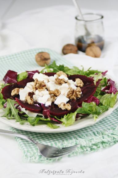 Zdjęcie: Sałatka z pieczonego buraka, sera feta, na miksie sałat i z prażonymi orzechami Zdjęcie - Sałatka z pieczonego buraka, sera feta, na miksie sałat i z prażonymi orzechami - Przepisy kulinarne ze zdjęciami
