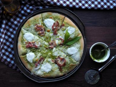 Zdjęcie - Zielona pizza z pesto i boczkiem - Przepisy kulinarne ze zdjęciami