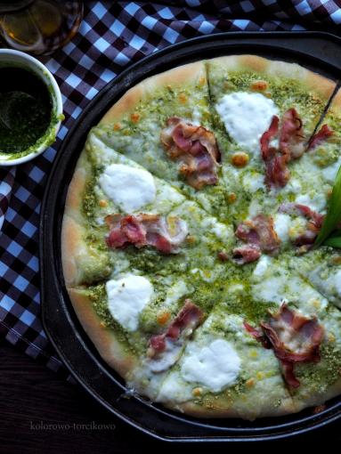 Zdjęcie - Zielona pizza z pesto i boczkiem - Przepisy kulinarne ze zdjęciami