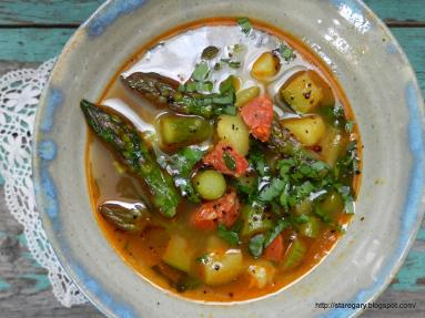 Zdjęcie - Wiosenna zupa z ziemniakami, cukinią i zielonymi szparagami - Przepisy kulinarne ze zdjęciami