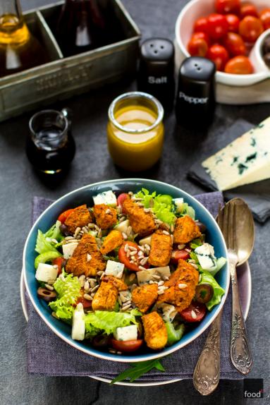 Zdjęcie - Sałatka z kurczakiem, serem roquefort i sosem miodowo-musztardowym - Przepisy kulinarne ze zdjęciami
