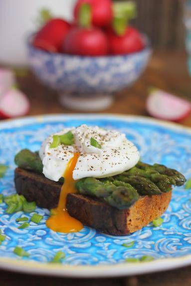 Zdjęcie - Szparagi i jajko w koszulce na grzance - Przepisy kulinarne ze zdjęciami