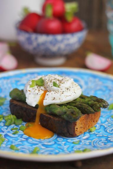 Zdjęcie - Szparagi i jajko w koszulce na grzance - Przepisy kulinarne ze zdjęciami