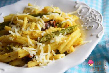 Zdjęcie - Makaron ze szparagami, suszonymi pomidorami i mozzarellą - Przepisy kulinarne ze zdjęciami