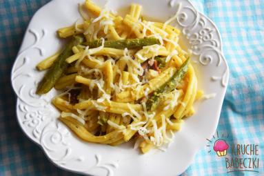 Zdjęcie - Makaron ze szparagami, suszonymi pomidorami i mozzarellą - Przepisy kulinarne ze zdjęciami