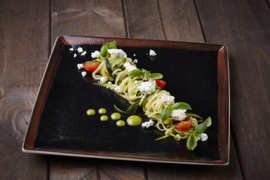 Zdjęcie - Cukinia smażona z marynatą ziołową, podana z wędzonym twarogiem - Przepisy kulinarne ze zdjęciami