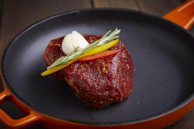 Zdjęcie - Grillowany stek z polędwicy w marynacie słodka papryka - zioła - Przepisy kulinarne ze zdjęciami