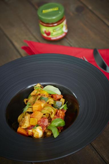 Zdjęcie - Tagliatelle z warzywami smażonymi w marynacie słodka papryka - zioła - Przepisy kulinarne ze zdjęciami