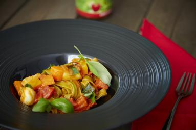 Zdjęcie - Tagliatelle z warzywami smażonymi w marynacie słodka papryka - zioła - Przepisy kulinarne ze zdjęciami