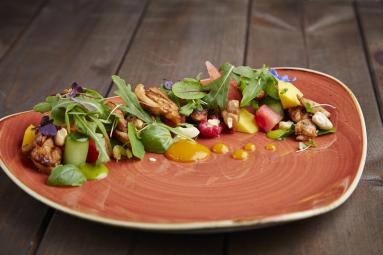 Zdjęcie - Smażone podudzia z kurczaka z arbuzem, mango i malinami - Przepisy kulinarne ze zdjęciami