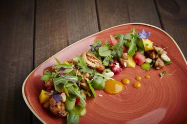 Zdjęcie - Smażone podudzia z kurczaka z arbuzem, mango i malinami - Przepisy kulinarne ze zdjęciami