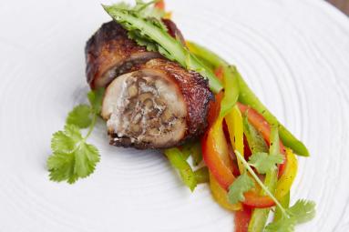 Zdjęcie - Pieczone pałki z kurczaka nadziewane serem ricotta, orzechami i pieczarkami - Przepisy kulinarne ze zdjęciami