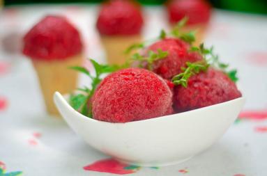 Zdjęcie - lody/ sorbet truskawkowy z tymiankiem - Przepisy kulinarne ze zdjęciami