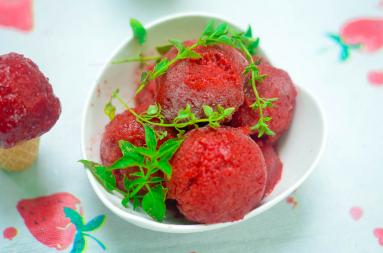 Zdjęcie - lody/ sorbet truskawkowy z tymiankiem - Przepisy kulinarne ze zdjęciami
