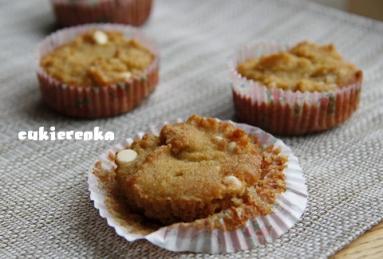 Zdjęcie - muffiny z kokosową mąką i olejem, i kawałkami białej czekolady - Przepisy kulinarne ze zdjęciami