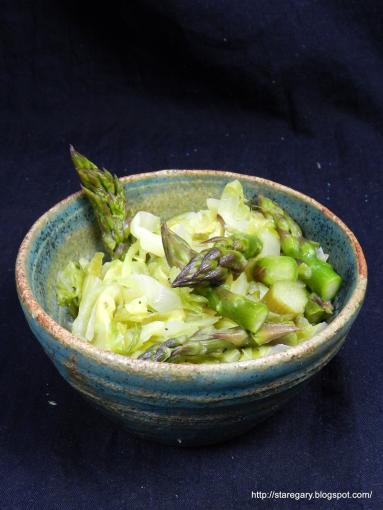 Zdjęcie - Młoda kapusta z zielonymi szparagami - Przepisy kulinarne ze zdjęciami