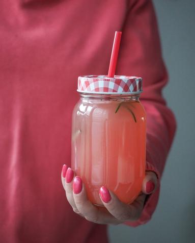Zdjęcie - Lemoniada rabarbarowa z grapefruitem i rozmarynem - Przepisy kulinarne ze zdjęciami