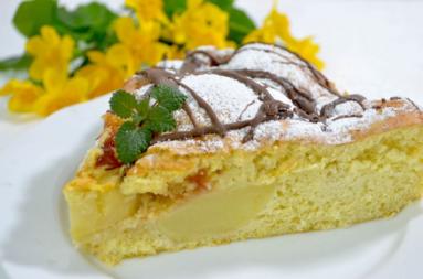 Zdjęcie - Ciasto biszkoptowe z jabłkami i marmoladą - Smakowite Dania - Przepisy kulinarne ze zdjęciami