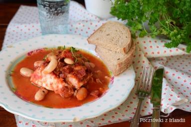 Zdjęcie - Morszczuk w pomidorach z chorizo i fasolką | U stóp Benbulbena - Przepisy kulinarne ze zdjęciami