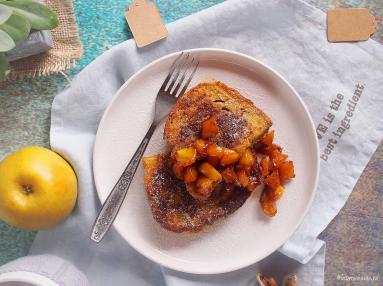Zdjęcie - Cynamonowy chleb w jajku z karmelizowanym jabłkiem / Cinnamon eggy bread with caramelised apple - Przepisy kulinarne ze zdjęciami