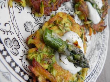 Zdjęcie - Delikatne placuszki z cukinii, szparagów i batata - Przepisy kulinarne ze zdjęciami