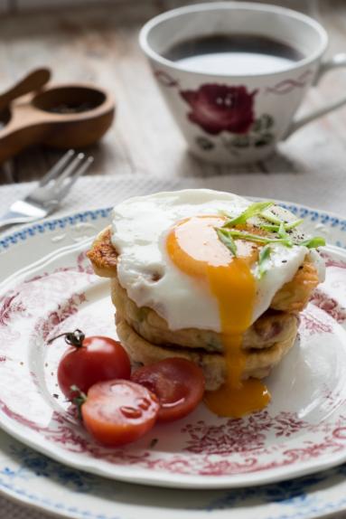 Zdjęcie - Wytrawne placuszki z sadzonym jajkiem, cheddarem i chorizo - Przepisy kulinarne ze zdjęciami