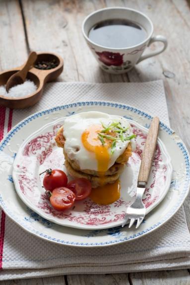 Zdjęcie - Wytrawne placuszki z sadzonym jajkiem, cheddarem i chorizo - Przepisy kulinarne ze zdjęciami