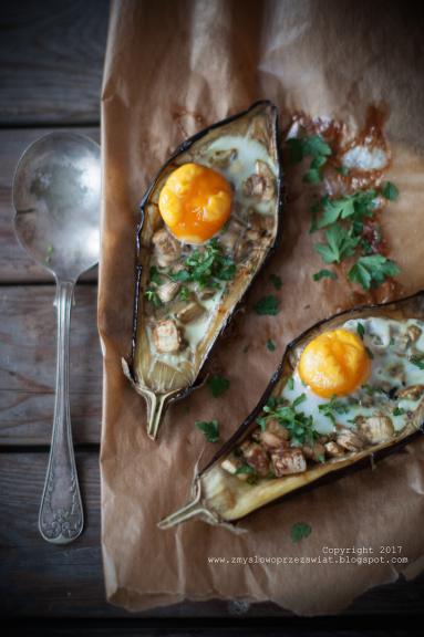 Zdjęcie - Bakłażan i jajo. Czyli jajko sadzone zapiekane w bakłażanie (Sunny-side up egg in aubergine) - Przepisy kulinarne ze zdjęciami