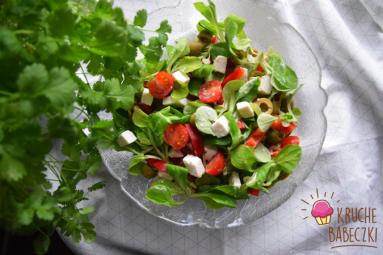 Zdjęcie - Sałatka z roszponką, papryką, serem feta, oliwkami i pomidorkami - Przepisy kulinarne ze zdjęciami
