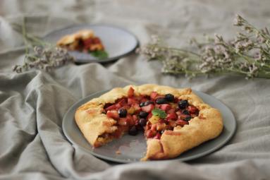 Zdjęcie - Szybka, rustykalna tarta z rabarbarem - Przepisy kulinarne ze zdjęciami