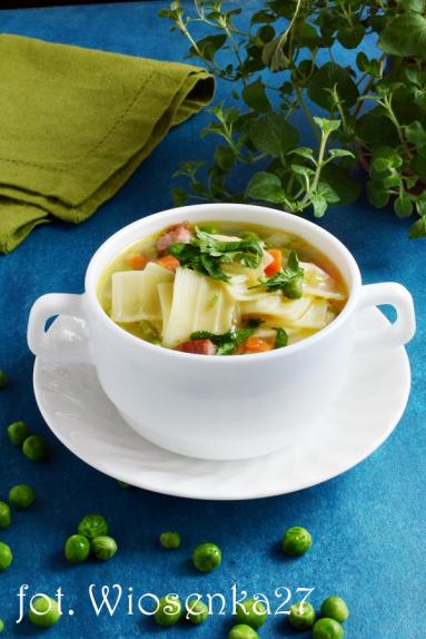 Zdjęcie - Zupa z zielonym groszkiem i łazankami - Przepisy kulinarne ze zdjęciami