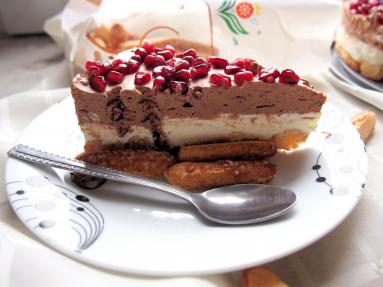 Zdjęcie - Torcik czekoladowy z granatem - Przepisy kulinarne ze zdjęciami